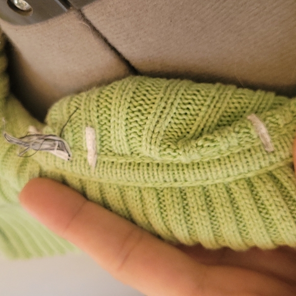 Spring green knitted sweater, estimated size M. - Picture 3 of 5